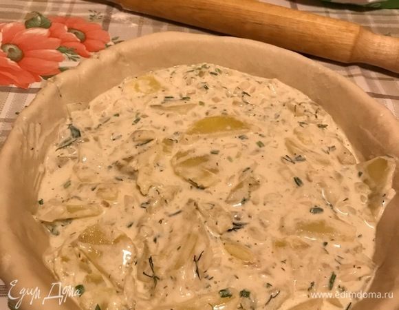 Заливаем нашу начинку. Закрываем сверху вторым слоем теста. Этот пирог я также делала полуоткрытым, и в духовке потребовалось чуть меньше времени.