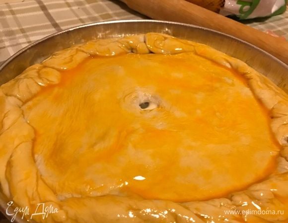 Остается последний штрих — смазать желтком, и отправляем выпекаться в разогретую духовку при 200°C на 50 минут. Хочу сказать, что каждая из нас знает свою духовку лучше, поэтому ориентируйтесь на свой опыт и зоркий глаз.