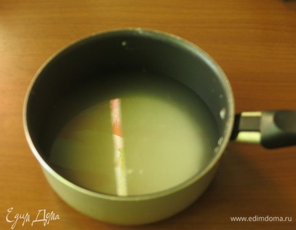 Растворяем пудру сахарную в воде.