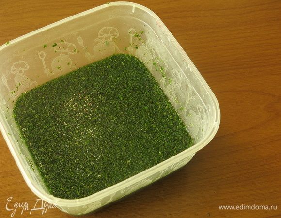 Кладем мяту и лимонную кислоту в сироп.