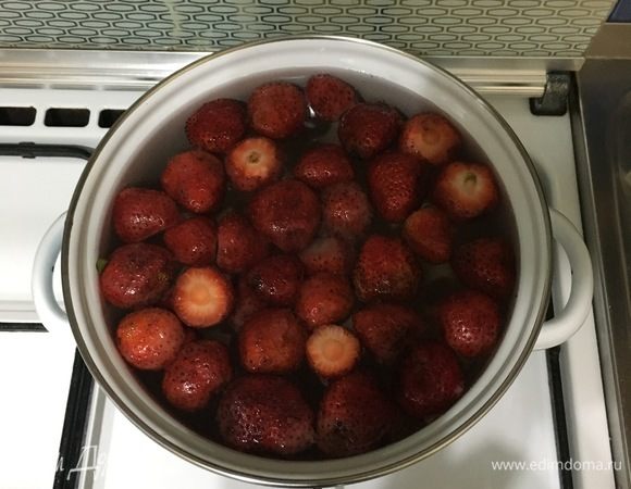 Клубнику промыть, удалить зеленые листики, выложить в кастрюлю, залить два литра воды и довести до кипения. Когда вода закипит, уменьшить огонь, засыпать сахар, перемешать и варить еще 3 минуты.