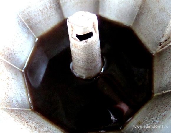 Сварить кофе в аппарате или в кофейнике на газу. Тут уже чашечку отлили, остальное держим до остывания.