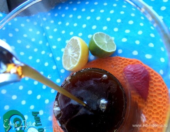 Влить кофе комнатной температуры. Да, он теплый, так как сейчас у нас жара.