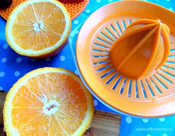 Большой апельсин поделить пополам и из половинки выжать сок — 50 мл.