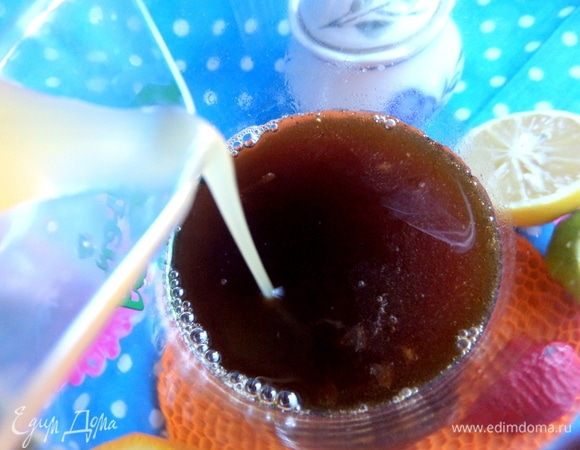 Теперь влить сок.