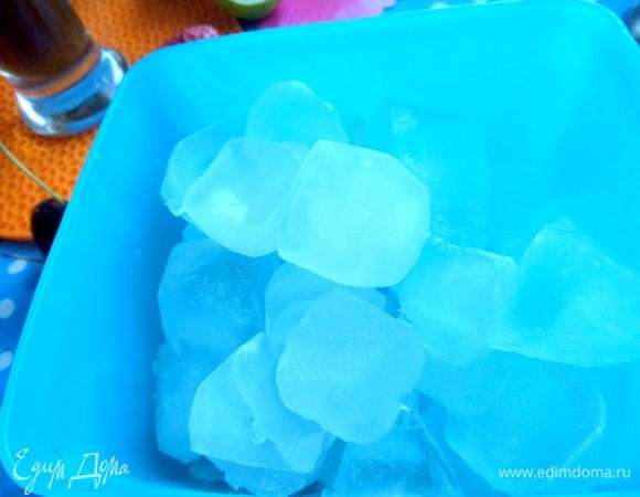 У меня сейчас фабрика по изготовлению льда, конвейер просто! 3 ванночки трудятся в поте лица: вытряхиваю, заполняю и т.д. Всегда лед должен быть под рукой страждущим домочадцам, да и себе любимой:)