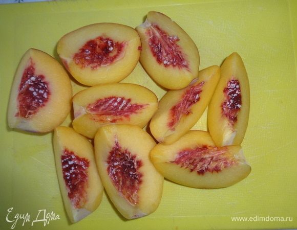 Для приготовления сметанно-желатинового крема нам понадобится раствор желатина. Я его готовила на основе персикового сиропа. Взять персики для торта. Вымыть, обсушить, удалить косточки, нарезать ломтиками.