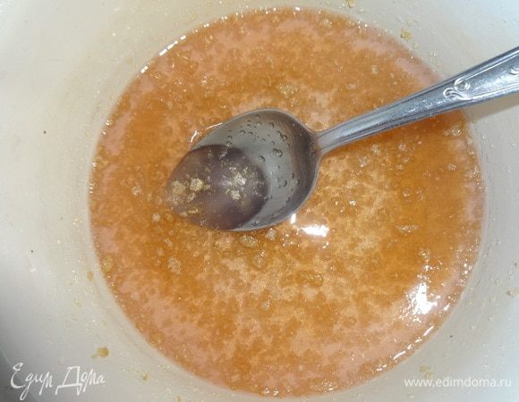 В остывший персиковый сироп всыпать желатин, перемешать и дать набухнуть в течение 40–50 мин. По истечении времени раствор желатина нагреть, перемешивая, до растворения гранул. Не кипятить! Остудить до комнатной температуры.