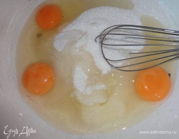 Тем временем приготовить тесто для коржей. Для светлого коржа яйца взбить с сахаром, солью и ванилином.