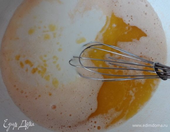 Добавить растопленный маргарин и кефир комнатной температуры, перемешать.