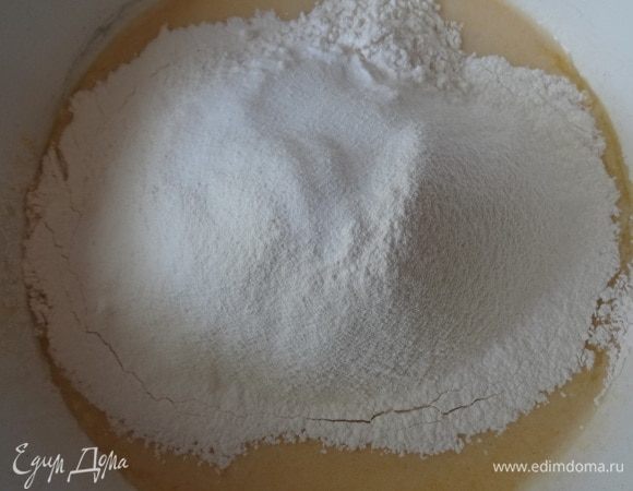 Всыпать просеянную муку с разрыхлителем.