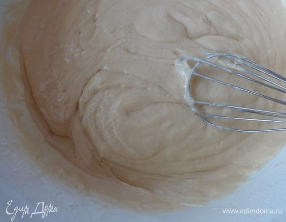 Замесить тесто. В конце влить растительное масло и еще раз перемешать.