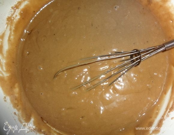 Для приготовления темного коржа проделать все аналогичные действия, как и для светлого коржа, добавив какао-порошок.