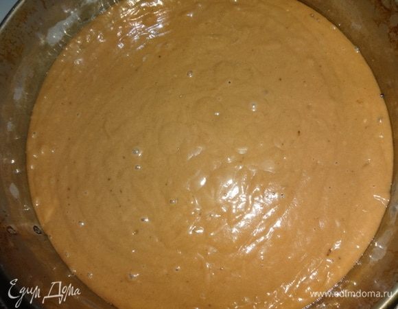 Дно разъемной формы смазать оставшимся маслом. Выложить темное тесто в форму.