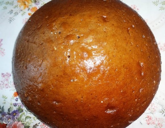 Испечь темный корж в разогретой до 180°С духовке в течение 35–40 мин. Готовый корж остудить до комнатной температуры.