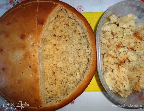 У светлого коржа вынуть середину, оставив бортики и дно толщиной примерно 1 см. Вынутую часть коржа раскрошить в мелкую крошку.