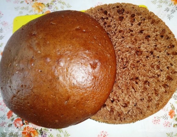 Темный корж у меня получился немного выпуклым, а высота коржа чуть меньше, т.к. при выпекании стала барахлить духовка. С темным коржом поступить так. Острым ножом разрезать его вдоль так, чтобы получилась выпуклая крышечка и собственно корж.