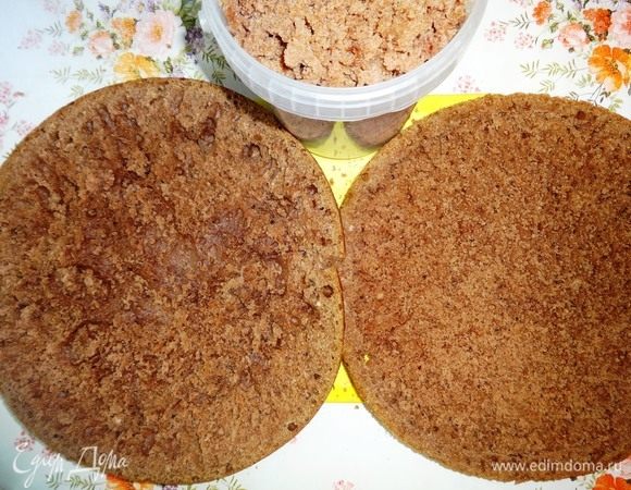 Из крышечки и коржа также вынуть часть мякоти, оставив толщину крышечки, дна и бортиков примерно 1 см. Вынутую часть также раскрошить в мелкую крошку.