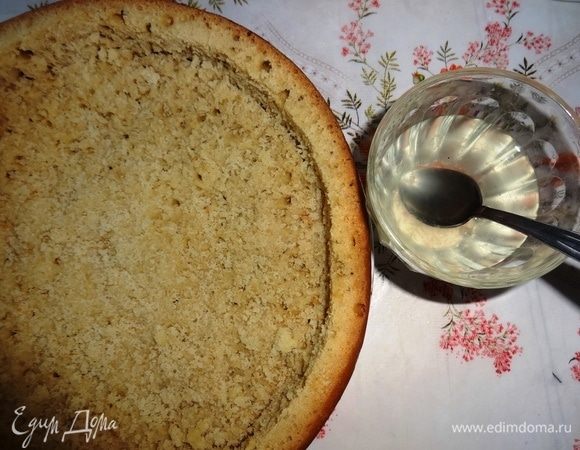 Приготовить пропитку. Для этого смешать остуженную кипяченую воду, лимонный сок и сироп, перемешать. У меня сироп «мохито». Пропитать составом светлую чашечку.