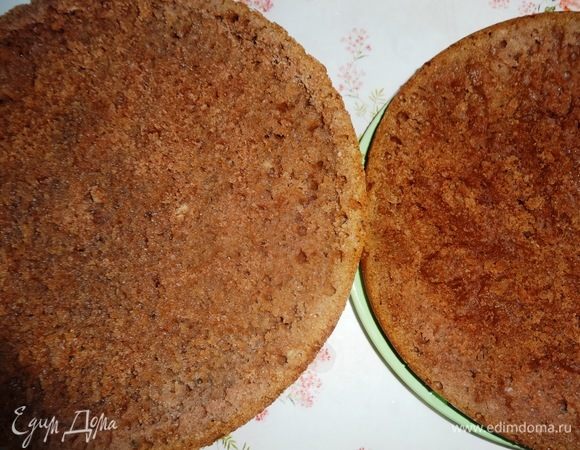 Смазать пропиткой обе части темного теста.