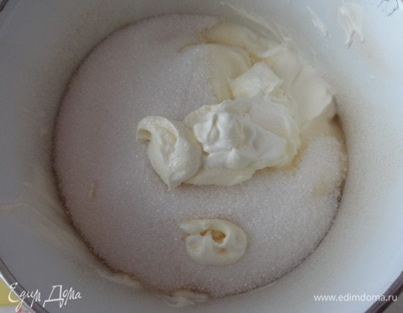 Для сметанно-желатинового крема сметану соединить с сахаром.