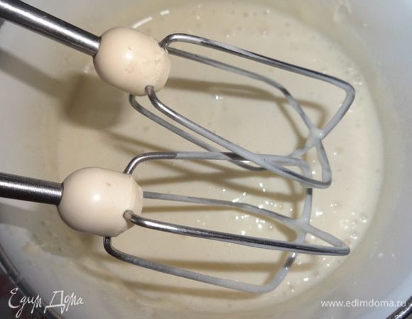 Взбить крем до растворения крупинок сахара.