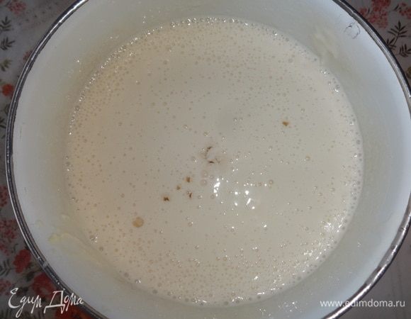 В крем добавить остывший раствор желатина, перемешать. Разделить крем на 2 равных части. Одну часть соединить со светлыми крошками и перемешать до однородности.