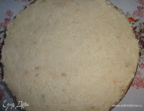 Сверху киви выложить оставшийся крем с белыми крошками.