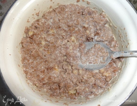 Вторую часть сметанного крема соединить с темными крошками, перемешать до однородности.