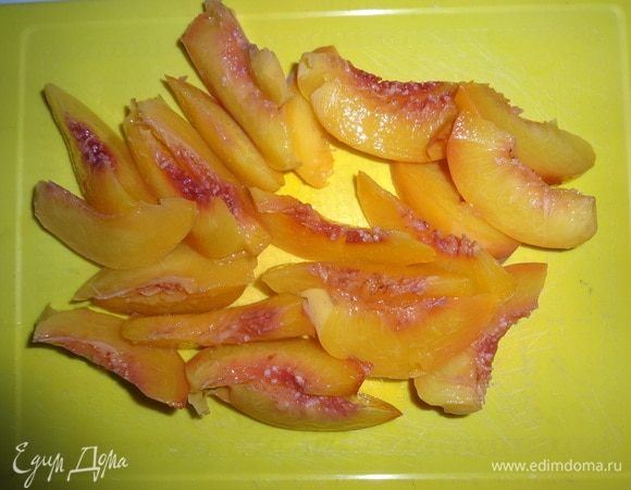 Бланшированные остывшие персики нарезать тонкими ломтиками.