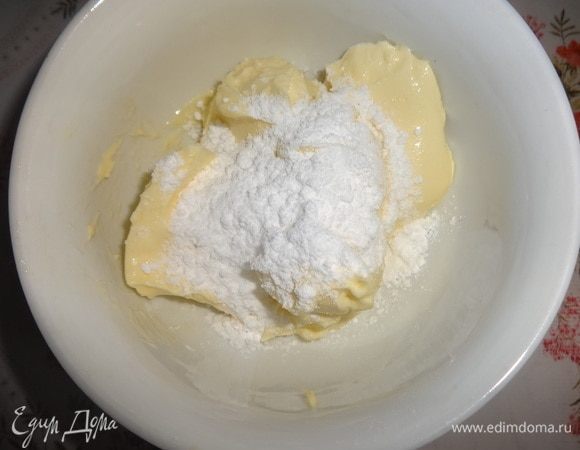 Для масляного крема соединить размягченное сливочное масло, сахарную пудру.