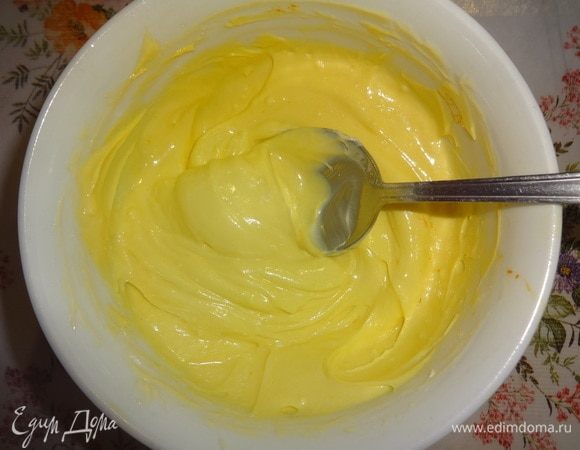 Взбить, постепенно добавляя краситель до нужного цвета.