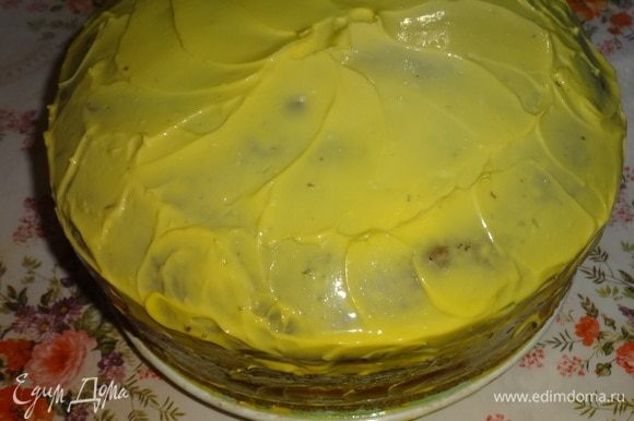 Масляным кремом обмазать бока и верх торта. Поставить торт в холодильник на 1 ч или на ночь. Перед подачей украсить торт нарезанными свежими персиками и киви.