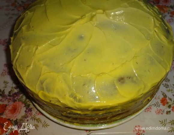 Масляным кремом обмазать бока и верх торта. Поставить торт в холодильник на 1 ч или на ночь. Перед подачей украсить торт нарезанными свежими персиками и киви.