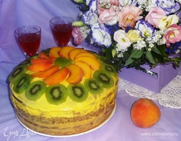 Торт готов. Вставляем в него свечи, зажигаем, зовем именинницу задувать их и загадывать желание.