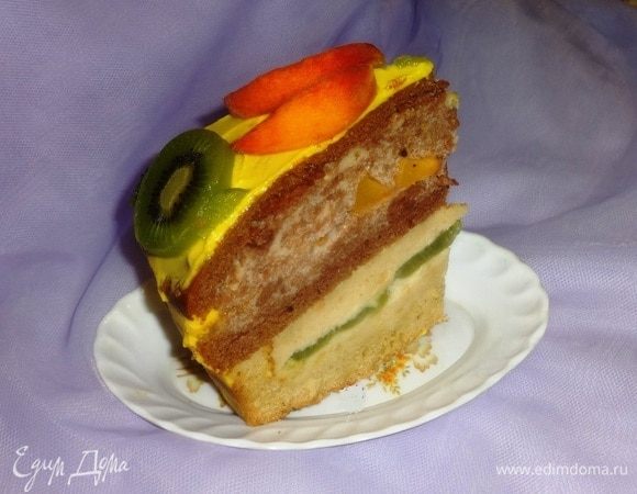 Разрезаем торт. Всем по кусочку. Можно и добавки. Приятного аппетита! В следующий раз, если буду делать этот торт, добавлю больше фруктов в начинку, чтобы разрез был более живописным.