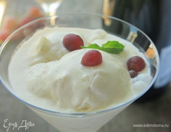 Раскладываем по креманкам. Подаем с виноградом без косточек, базиликом лимонным. Даже в креманке образуются пузырьки, не зря шампанское в составе. Приятного!