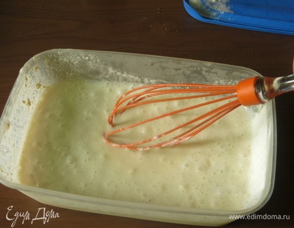 Выливаем в форму, ставим на заморозку, через 30 минут, перемешиваем. Ставим еще раз на заморозку, перемешиваем каждый час.