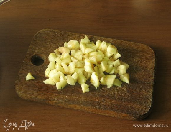 Нарезаем мякоть груши.