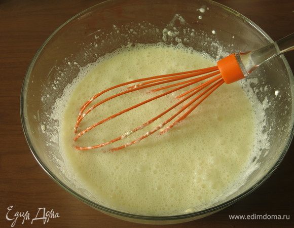 Добавляем сливки, перемешиваем.