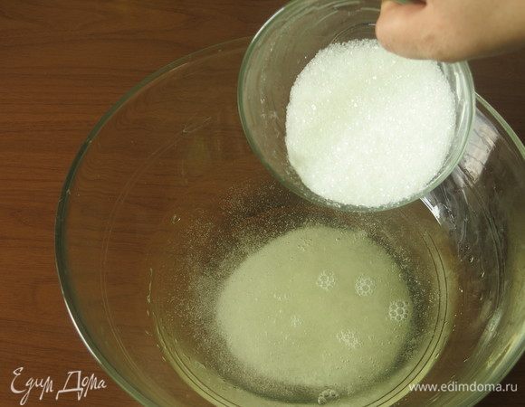 Всыпаем сахар в шампанское.