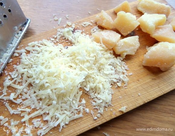 Сыр натереть. Он нужен для фарша. Фарш будет необычный, с добавочками.