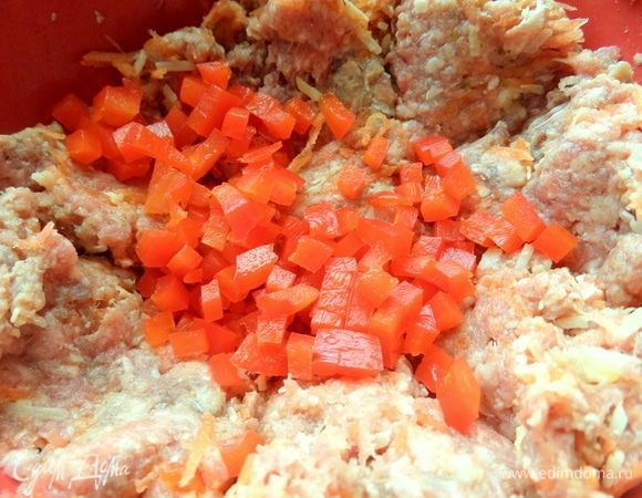 Немного сладкого перца мелкого. Соль, перец не обязательно, если бульон будет насыщенный на приправы.