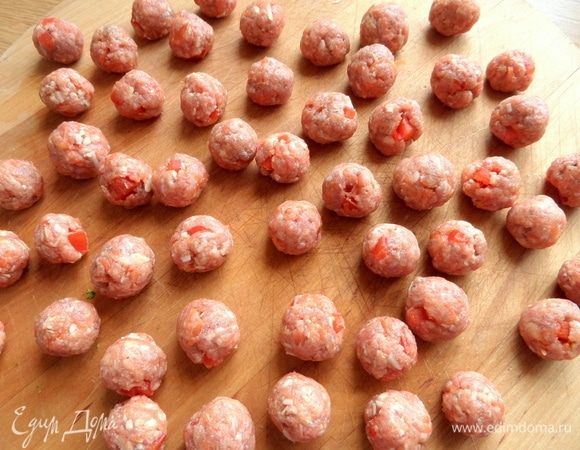 Скатать мелкие фрикаделечки. Их можно заморозить до востребования.