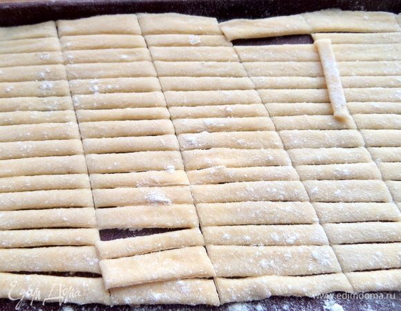 Разрезать на тонкие полоски ножом для пиццы, потом поперек нужной длины.