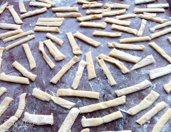 Подсушить и перемешать с мукой.