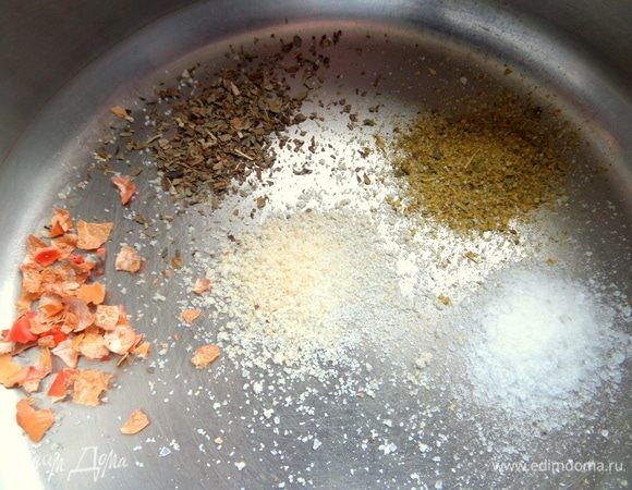 Переходим к самому супу. Насыпать в кастрюлю специи.
