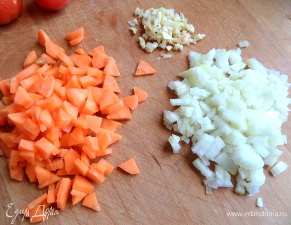 Измельчить овощи для зажарки.
