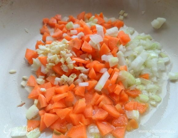 Высыпать в сковороду, обжарить.