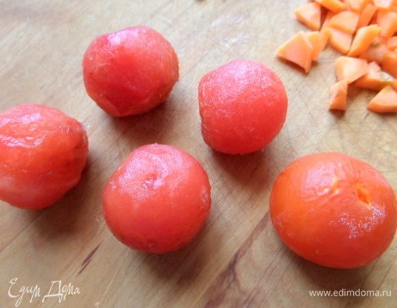 С черри снять кожицу. Или взять один обычный помидор.